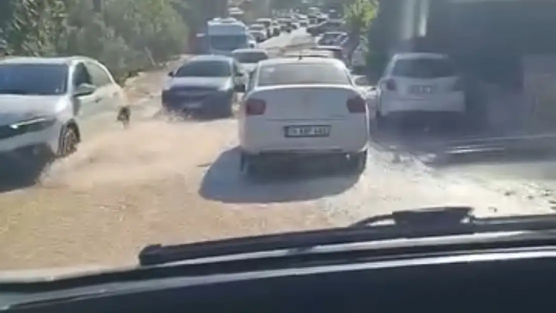 Su patlağı caddeleri göle çevirdi !
