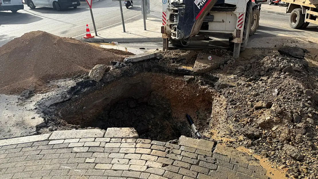 Su patlağı trafiği felç etti: vatandaşlar zor anlar yaşadı