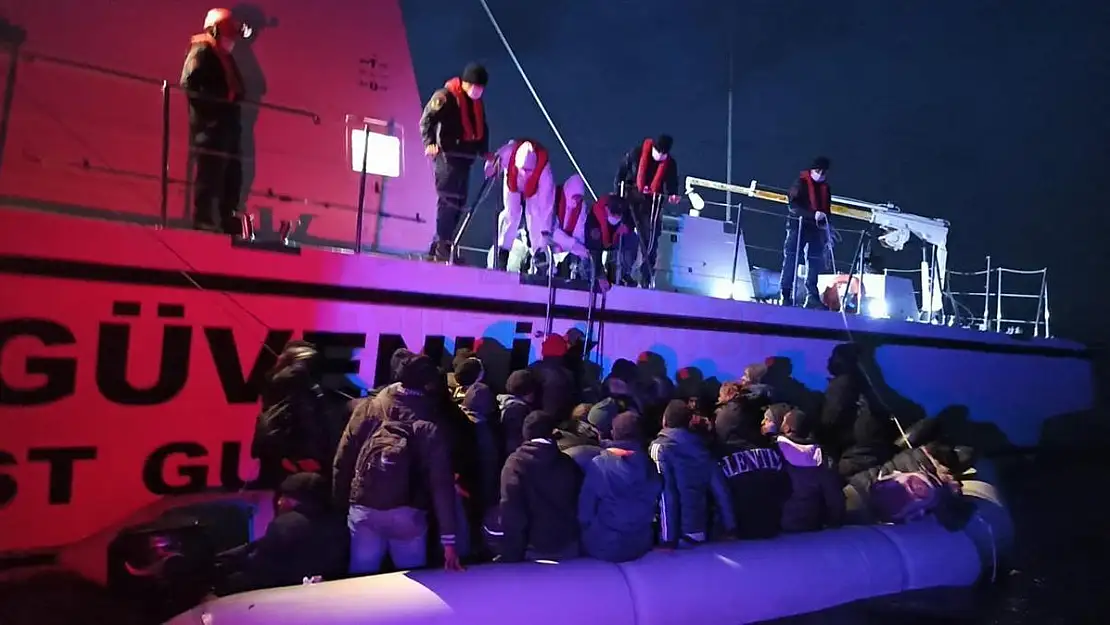 Sürüklenen Lastik Botta 39 Düzensiz Göçmen Kurtarıldı