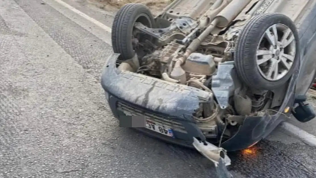 Takla Atan Otomobil Ambulansa Çarptı: 4 Kişi Yaralandı