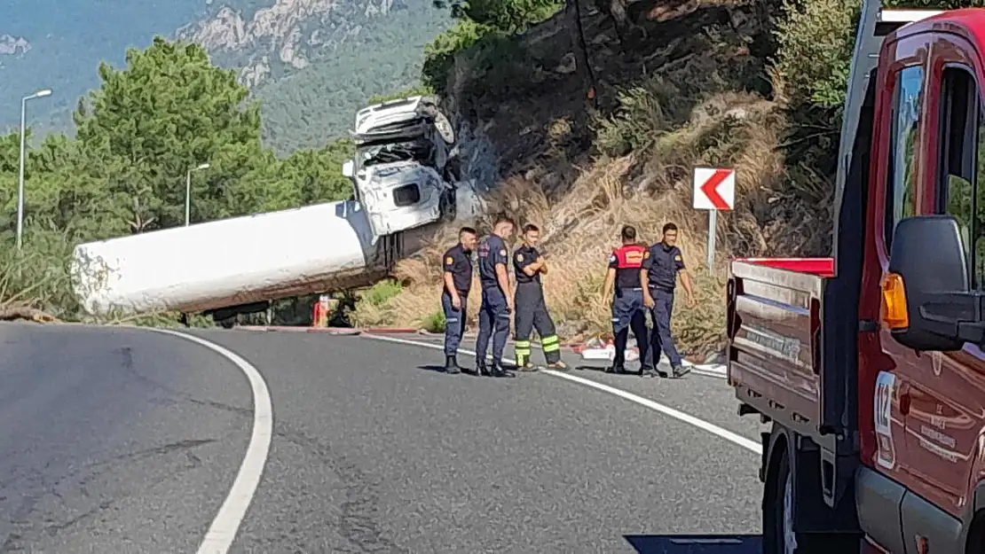 Tanker Uçuruma Yuvarlandı, Sızıntı İhtimaline Karşı Önlem Alındı