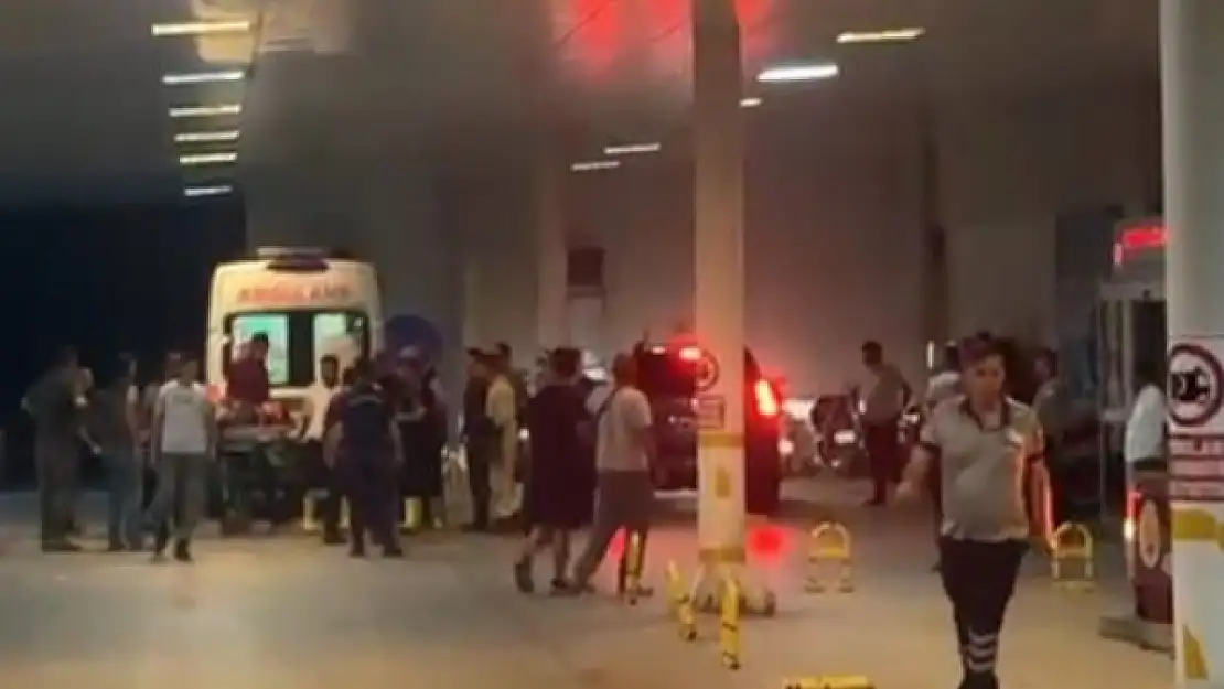Tarlaya acil iniş yapan yangın söndürme uçağı pilotu hastaneye böyle getirildi