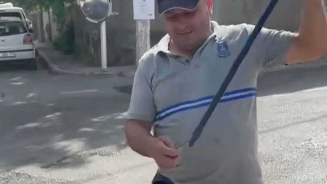 Tesadüfen karşılaştığı belediye çalışanı motosikletçinin imdadına yetişti