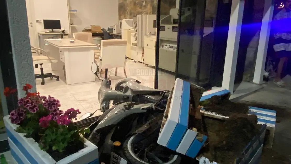 Ticari Araç Park Halindeki Motosiklete Çarpıp Durabildi