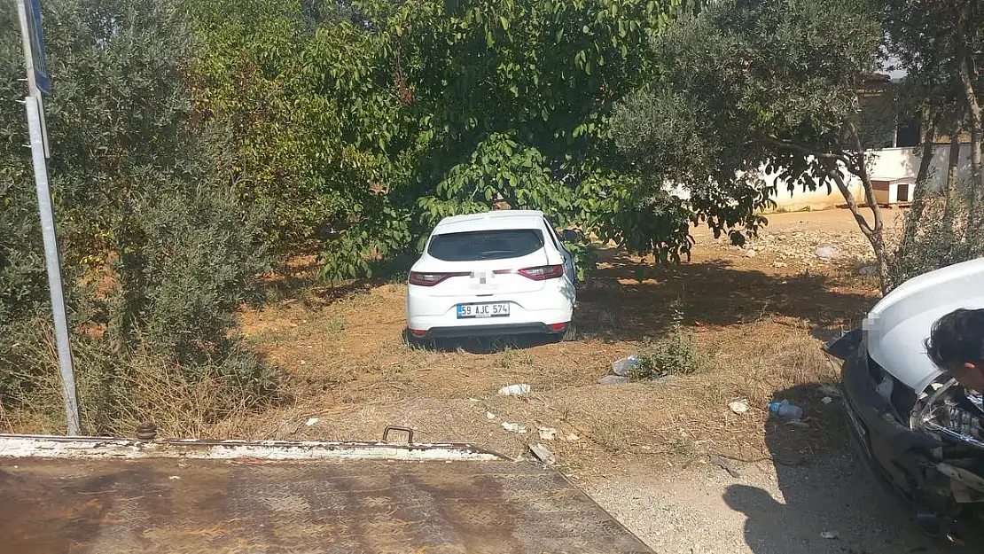 Ticari Araçla Çarpışan Otomobil, Bir Evin Bahçesine Daldı