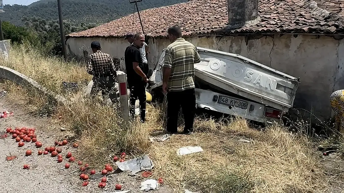 TIR'ın çarptığı kamyonet şarampole yuvarlandı: Sebzeler yola saçıldı