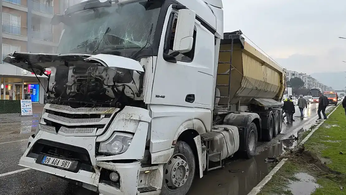 Tır Kazası: Şoför Sıkıştı, Ekipler Olay Yerinde Müdahale Etti