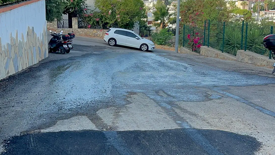 Tonlarca su sokağa akıyor ! halk susuzluktan kırılıyor !