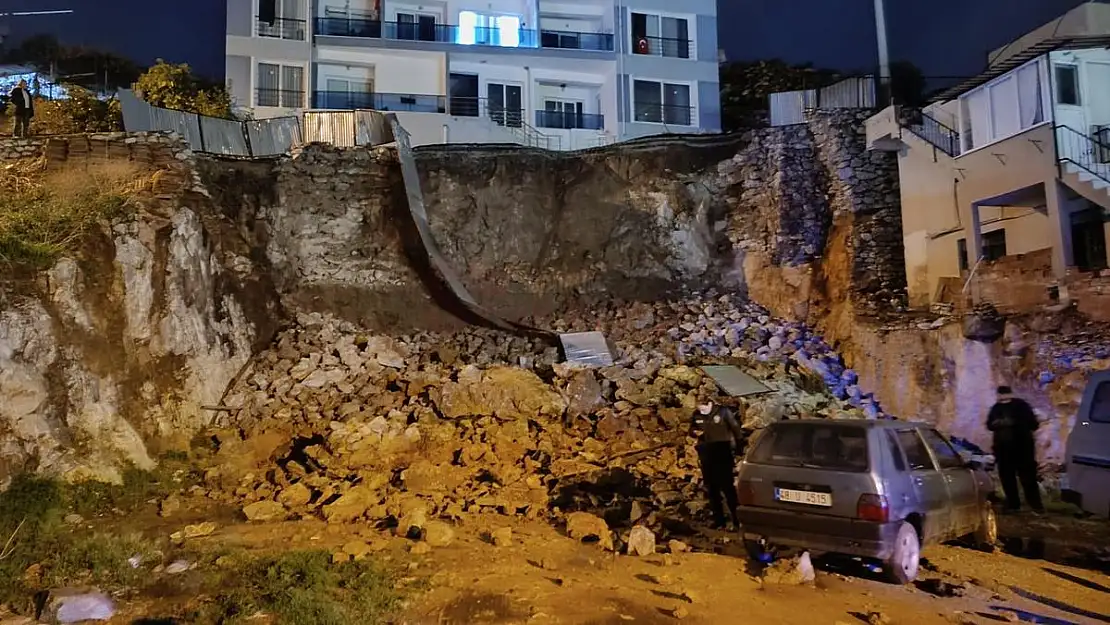 Toprak Kayması Araçta Maddi Hasar Yarattı