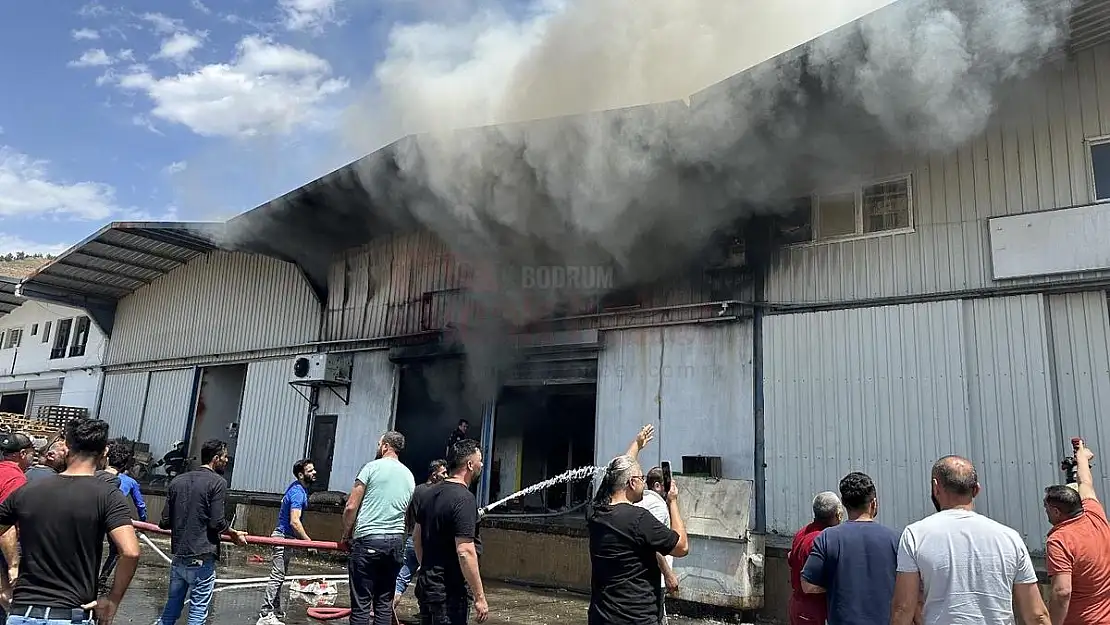 Toptancı Hali'nde Çıkan Yangın Söndürüldü