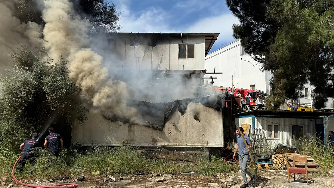 Korkutan yangın: Konteyner alev alev yandı