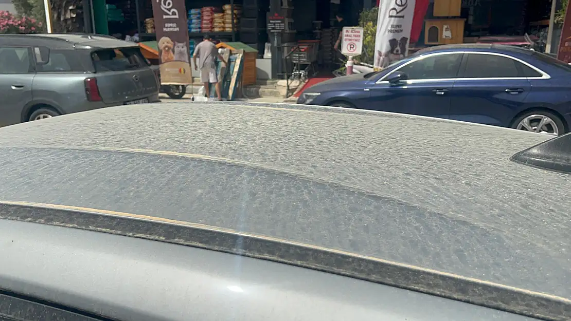 Tozla karışan yağmur çamur yağdırdı araç sahipleri yıkamacılara akın etti