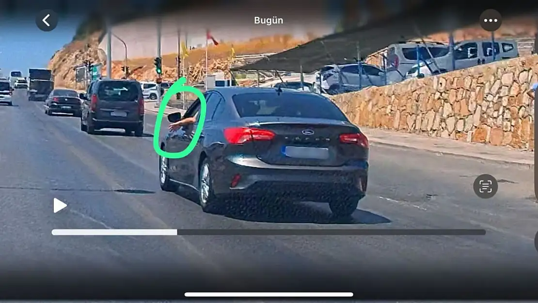 Trafiği tehlikeye düşüren sürücü kamerada: yola izmarit attı, tartışma çıktı