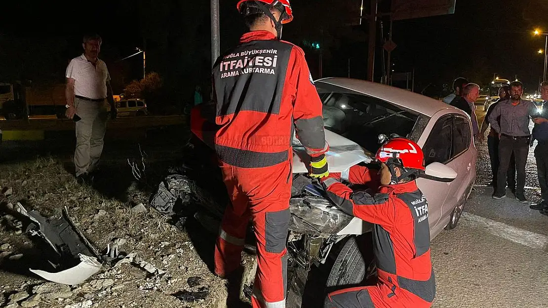 Trafik Kazasında Araçta Sıkışan Yaralıları İtfaiye Ekipleri Kurtardı