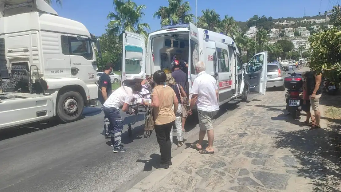 Trafikte Araçtan İnen Kadına Motosiklet Çarptı