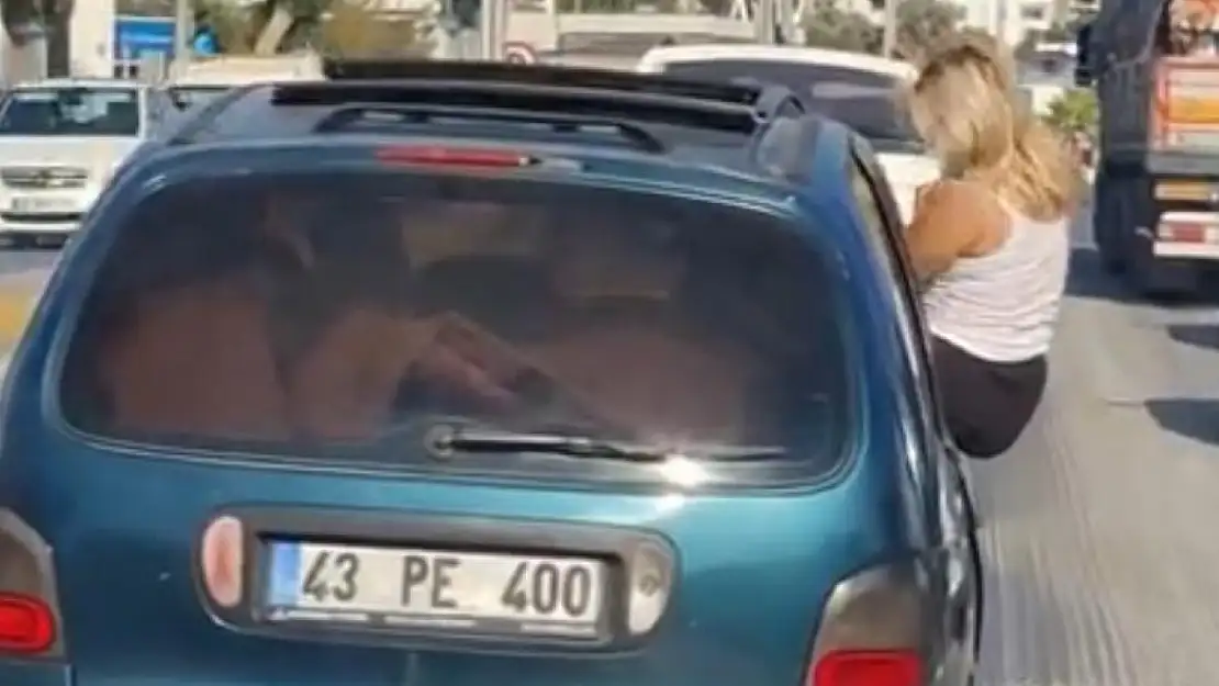Trafikte tehlikeli hareket kamerada: araç camından sarktı