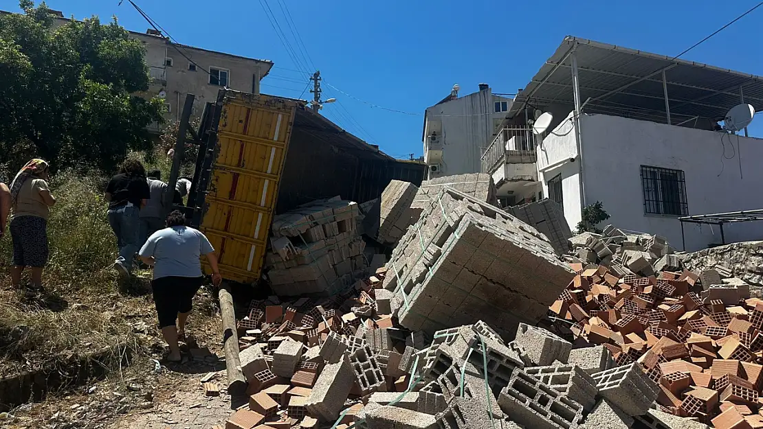 Tuğla yüklü kamyon devrildi, bir kişi yaralandı