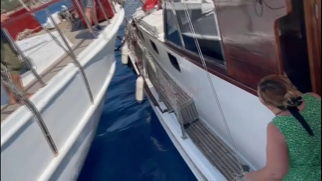 Tur Tekneleri Çarpıştı, Turistler Büyük Panik Yaşadı