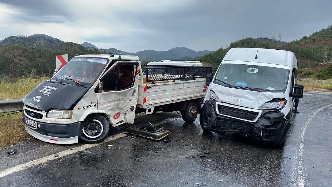 Turist Minibüsü Kaza Yaptı Kazada 6 Kişi Yaralandı