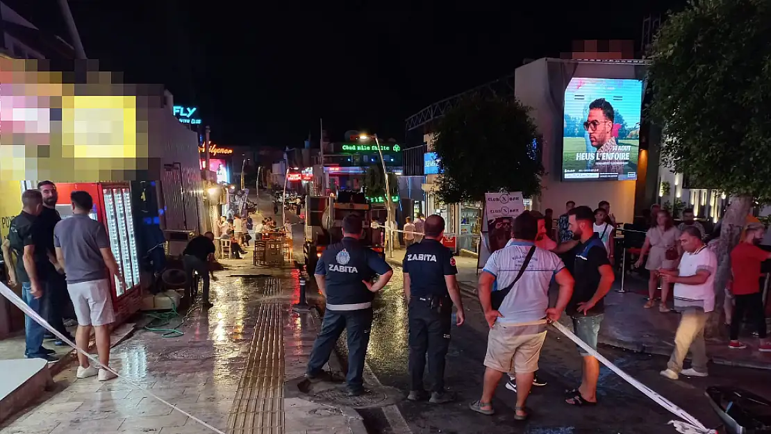 Turistlerin Gözleri Önünde Kanalizasyon Suları Sokaklara Aktı