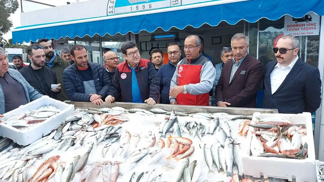 Tuttukları balıkları açık artırmada satıp, parasını depremzedelere bağışladılar