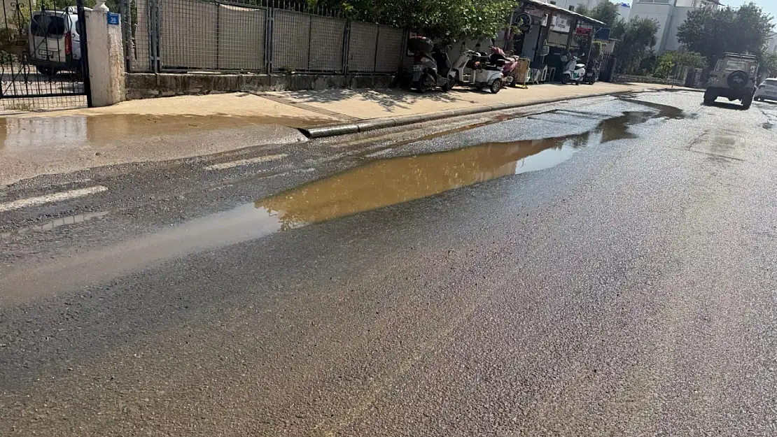 Umurça mahallesi'nde su patlağı: yol sular altında, sokaklar çamura döndü