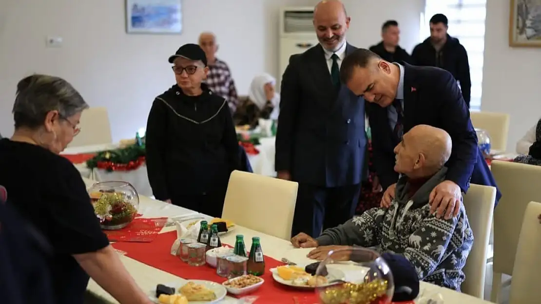 Vali Akbıyık'tan huzurevi sakinlerine yeni yıl ziyareti