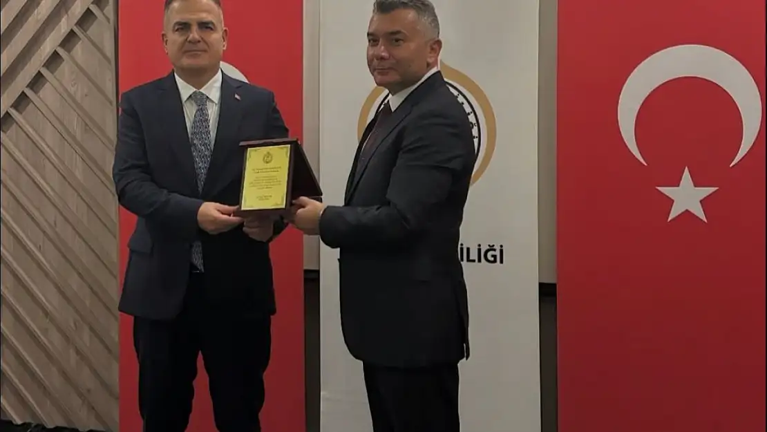 Vali Akbıyık'tan Tuğgeneral Büyük'e plaketli uğurlama