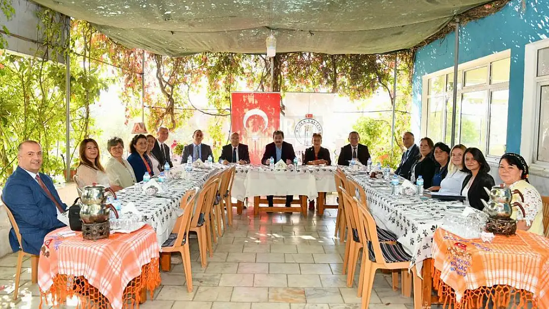 Vali Orhan Tavlı Kızılağaç Mahallesinde Kadın Muhtarlarla Bir Araya Geldi