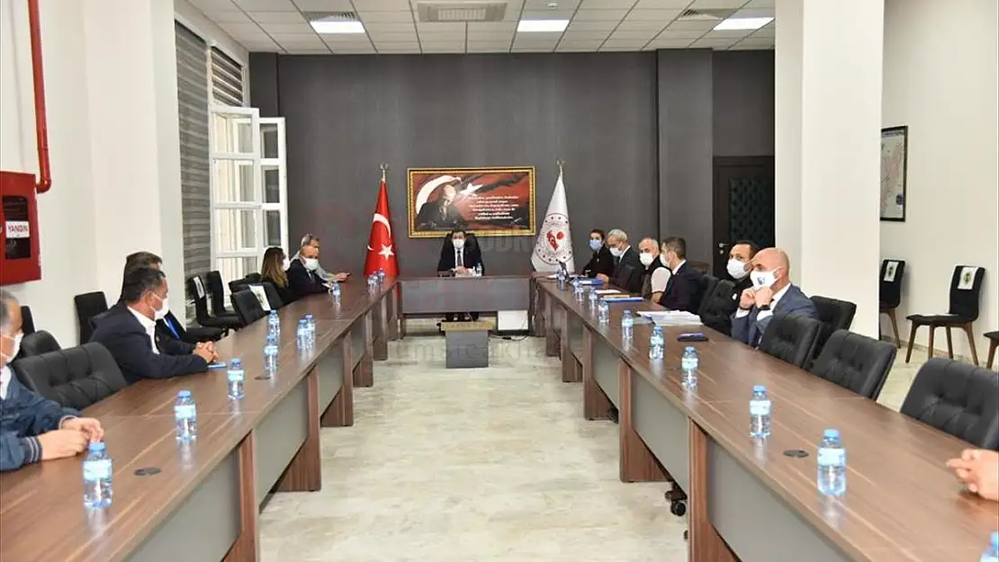 Vali Tavlı, Seydikemer'de yangından etkilenen mahallelerin muhtarlarıyla bir araya geldi