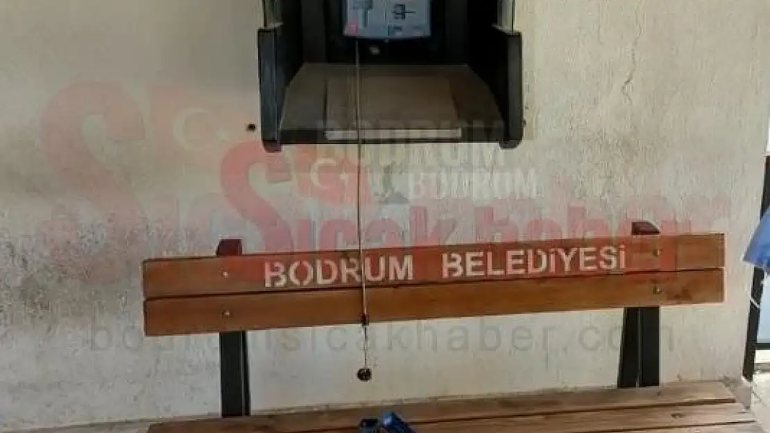 Vergi Dairesi Önündeki Telefonu Parçaladı