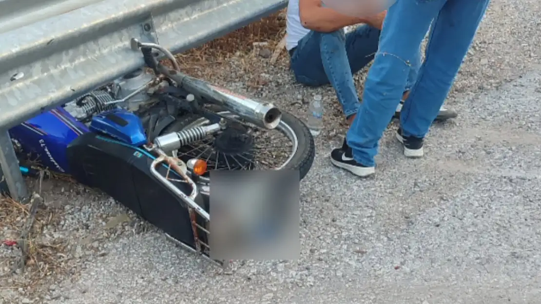 Virajı alamayan motosiklet bariyere çarptı: 2 kişi yaralandı