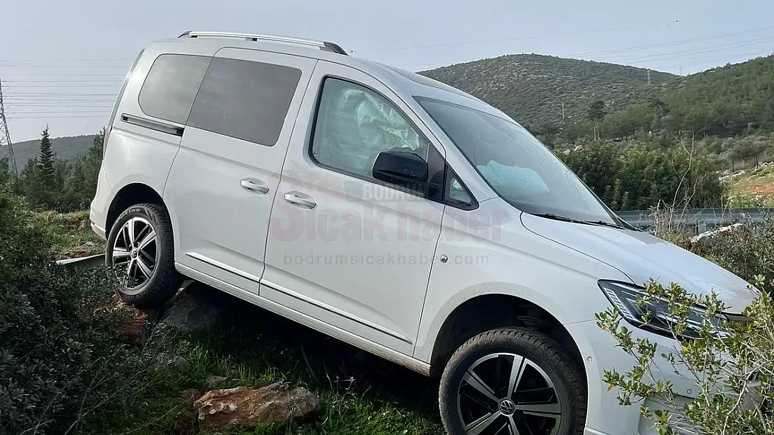 Virajı Alamayıp Yoldan Çıktı