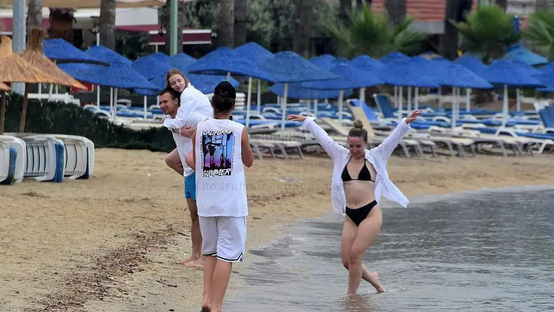 Yağışlı Havaya Rağmen Denize Girdiler