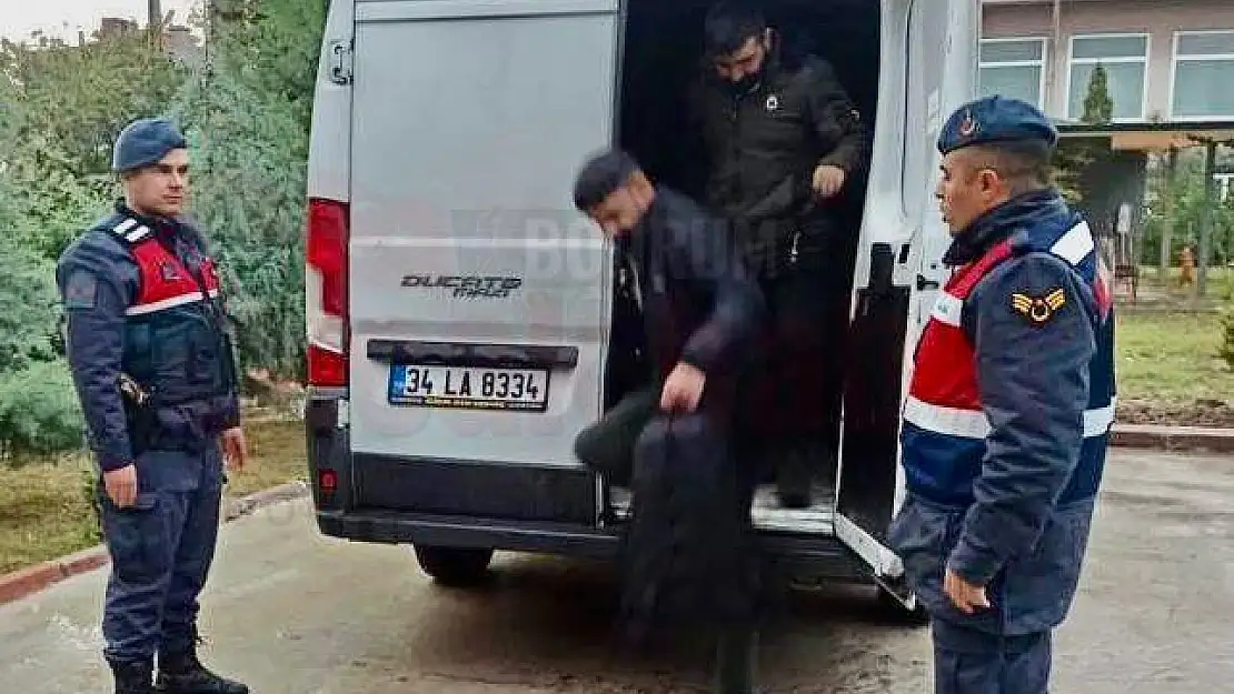 Yakalanan 9 Göçmen Kaçakçısından 8'i Tutuklandı