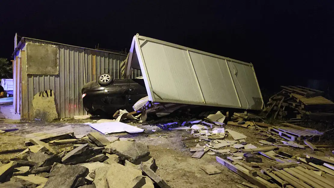 Yalıkavak'ta otomobil prefabrik konteynıra çarptı: 3 yaralı
