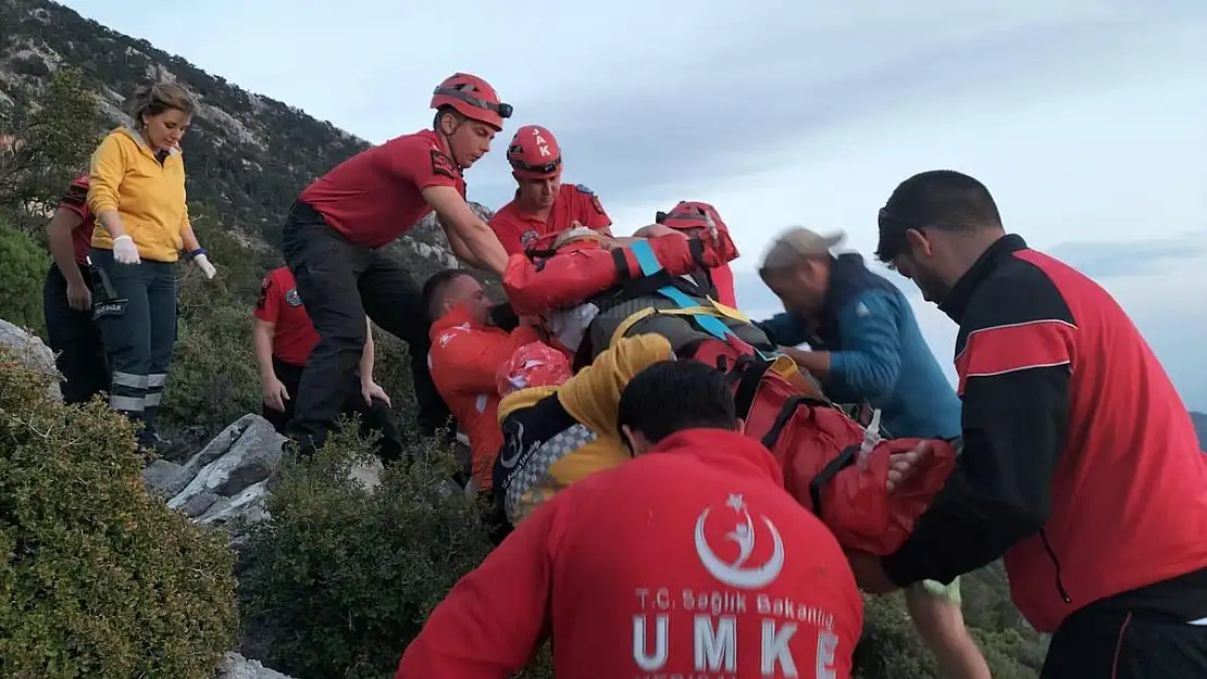 Yamaç Paraşütüyle Kayalıklara Düşen Rus Turist Yaralandı