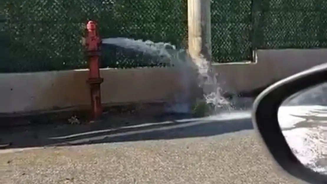 Yangın musluğu arızalandı tonlarca su boşa aktı