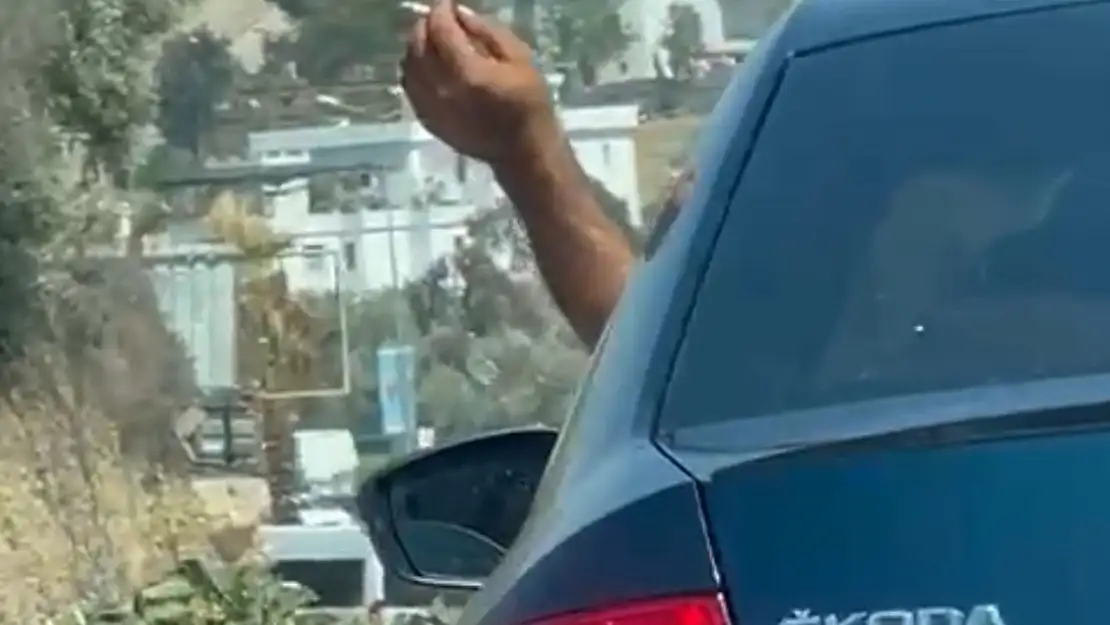 Yangına davetiye! Araçtan izmarit fırlattı!