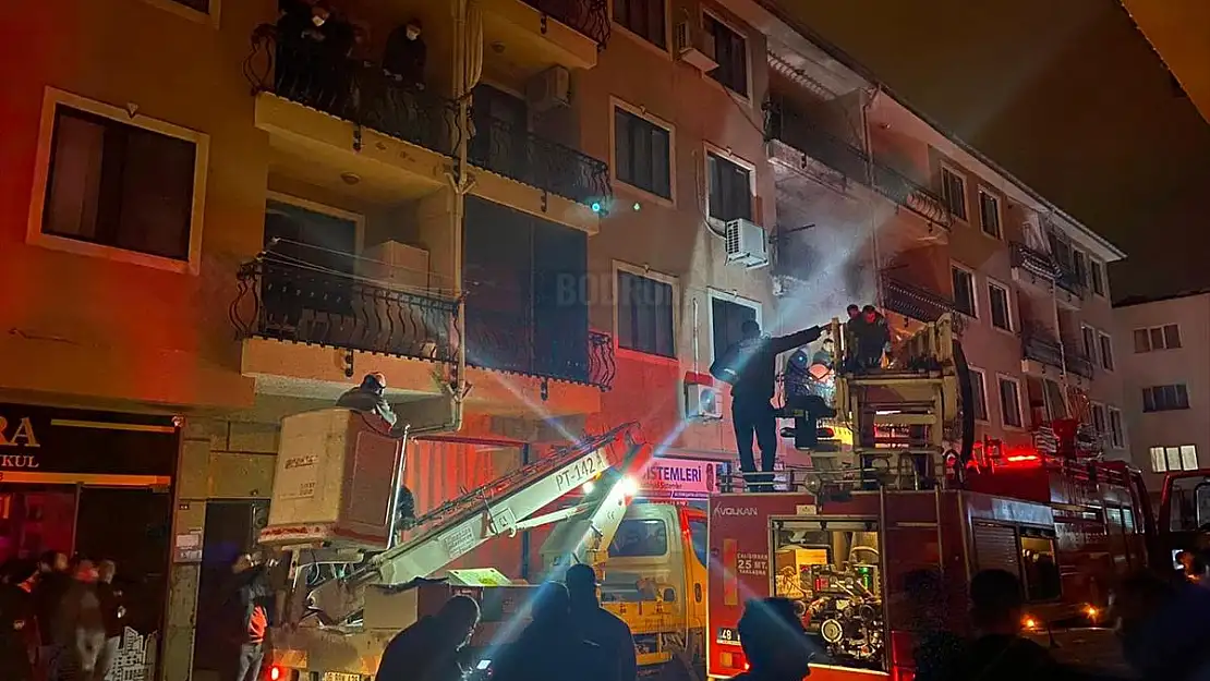 Yangında daire kullanılamaz hale geldi...