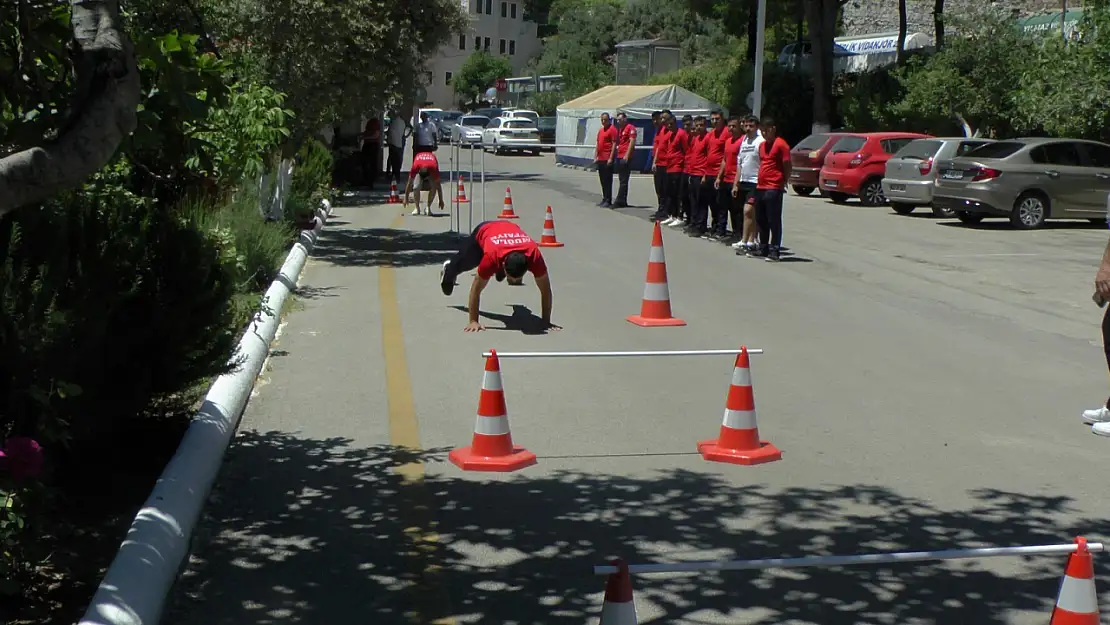 Yangınla mücadele öncesi parkurla güç testi yapılıyor