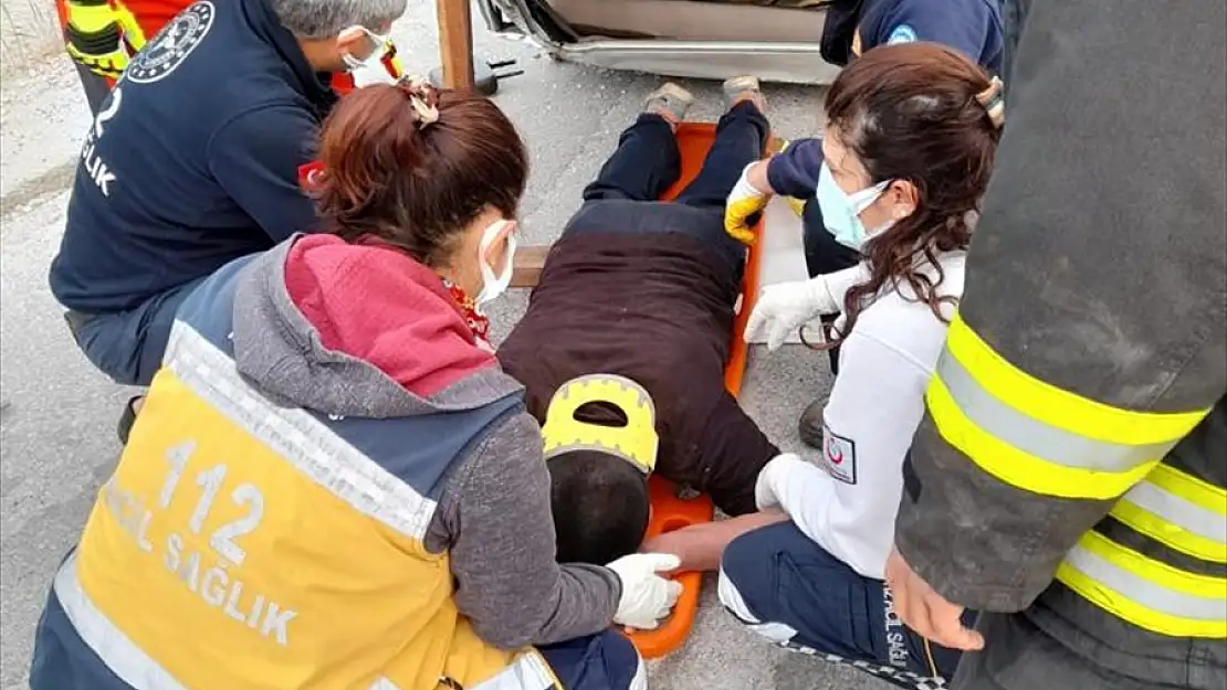 Yaralanmalı Trafik Kazası otomobil devrildi