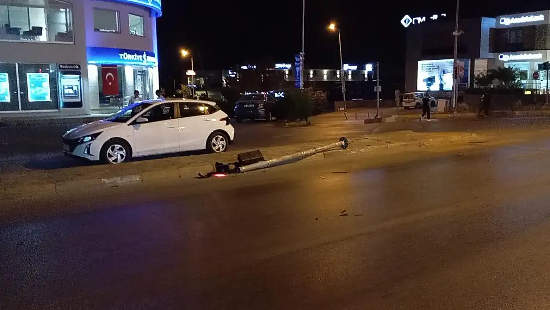Yasak Yerden Dönüş Yaptı Direği Yıktı