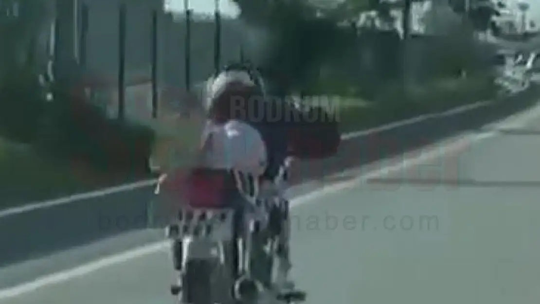 Yatarak Motosiklet Kullanan Sürücü, Polisten Kaçamadı