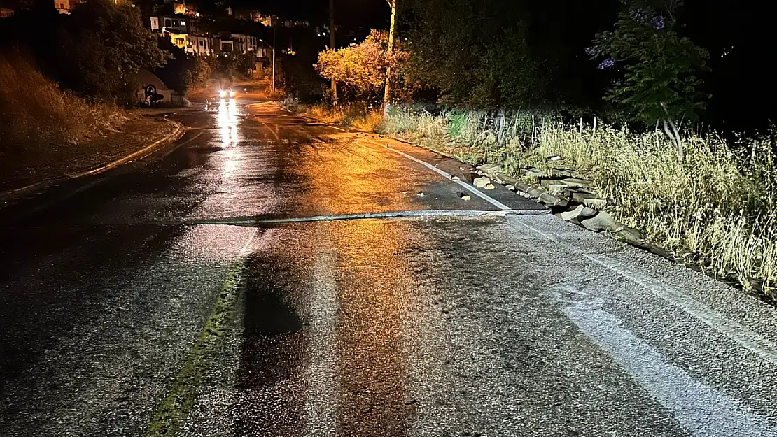 İçme suyu hattı patladı yol çöktü