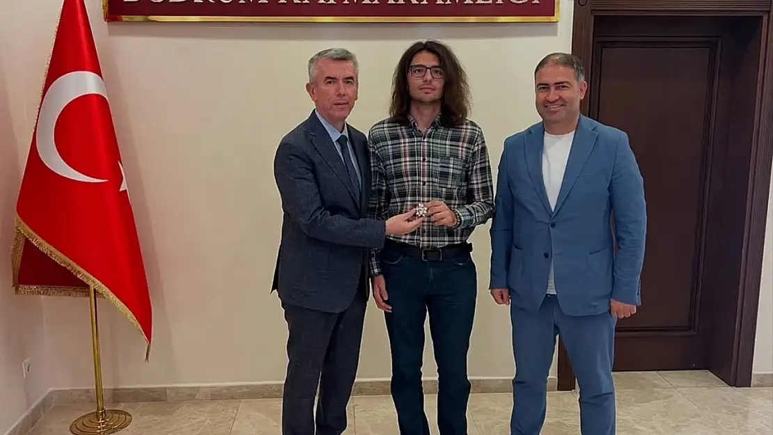 YKS Bodrum birincisine protokolden tebrik ve ödül