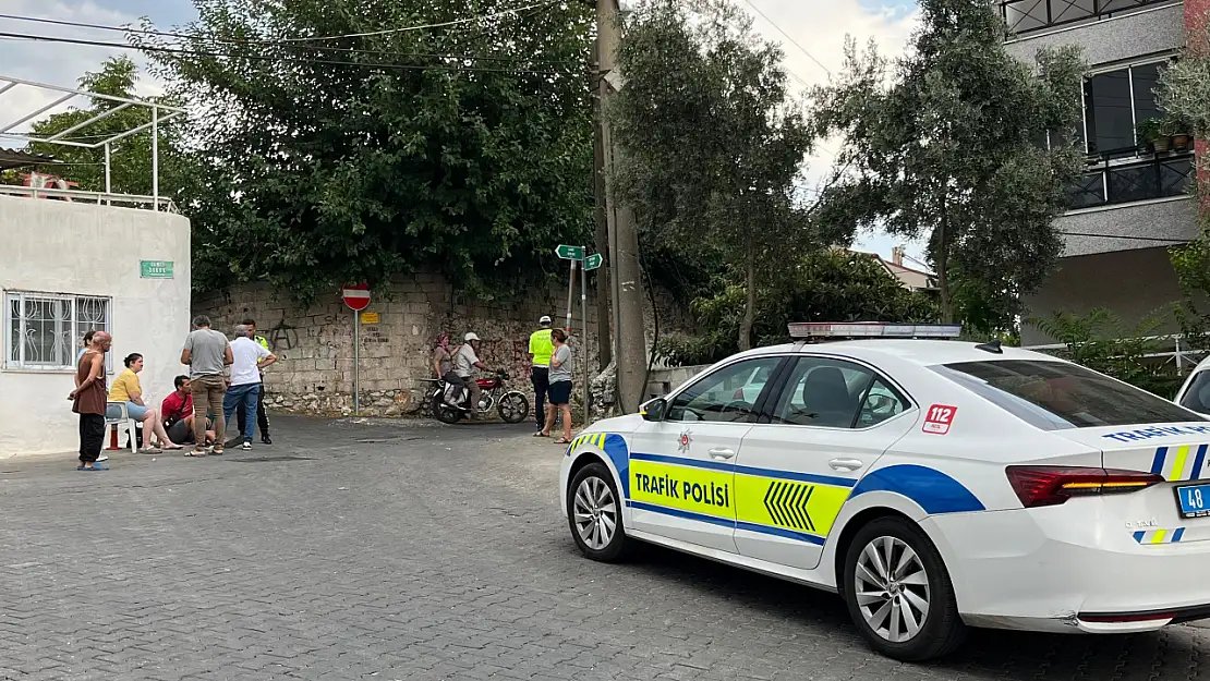 Yokuş aşağı inen araç motosiklete çarptı!