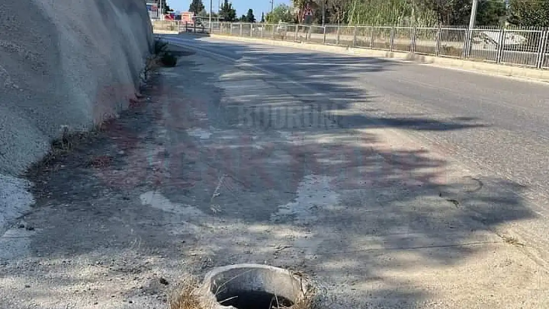 Yol Kenarındaki Çukur Tehlike Saçıyor