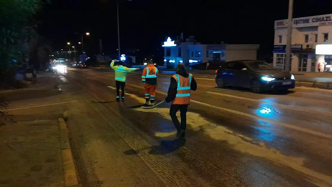 Yola Dökülen Mazot Ekiplerce Temizlendi