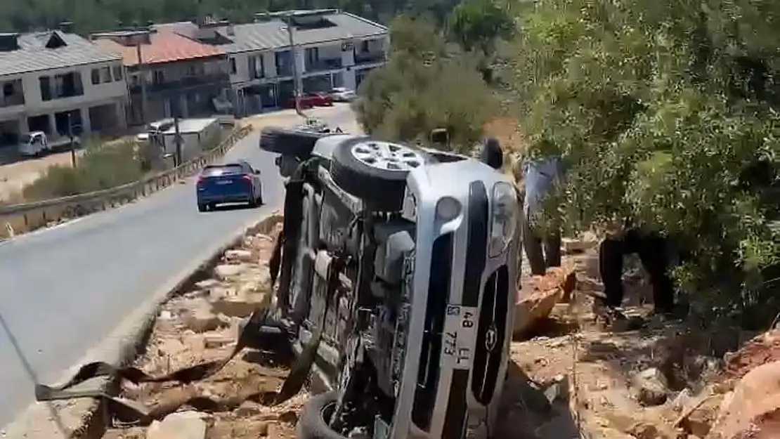 Yoldan Çıkan Araç Şarampole Devrildi
